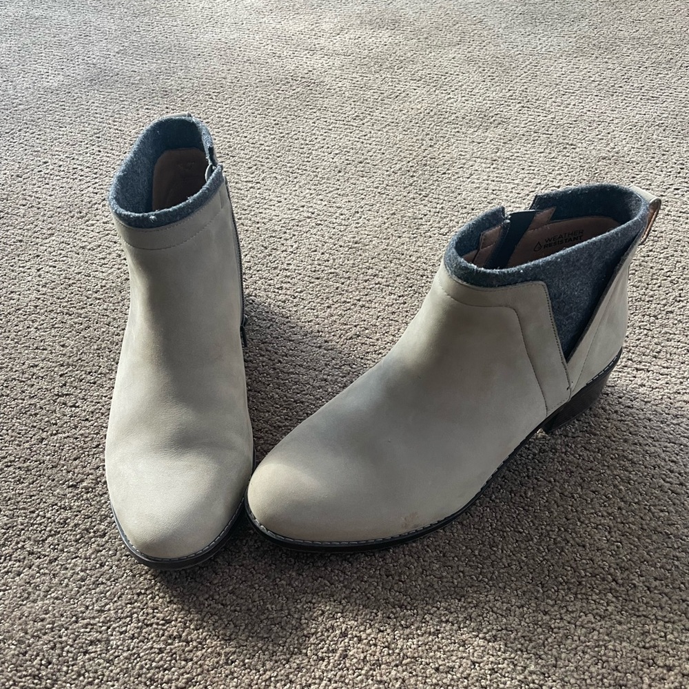 Vionic Joslyn Ankle Booties size 10 boots NWOT Charcoal little heel